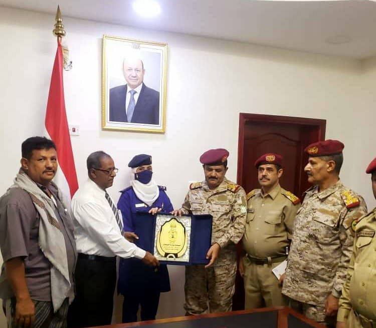 وزير الدفاع يكرم أول فتاة طيار حربي يمنية