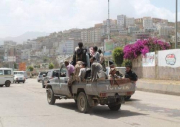 الحوثيون يختطفون عشرات المدنيين في إب وينهبون ممتلكاتهم