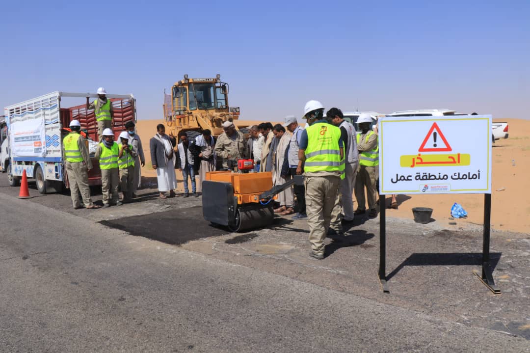  مدير شركة الغاز يدشن أعمال الصيانة الطارئة لطريق صافر مفرق حريب