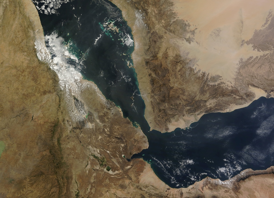 بلومبرغ: روسيا والصين تتوصلان إلى اتفاق مع الحوثيين لضمان سلامة السفن في البحر الأحمر