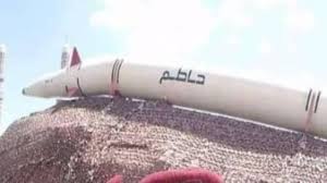 البث المباشر يفضح الحوثيين.. خبير عسكري يكشف زيف صواريخ الحوثيين بفيديو نشر على قناتهم "شاهد المقطع"