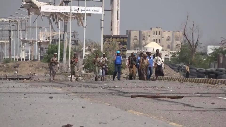 مقتل جندي وإصابة ضابط وجندي برصاص قناص حوثي في الحديدة 