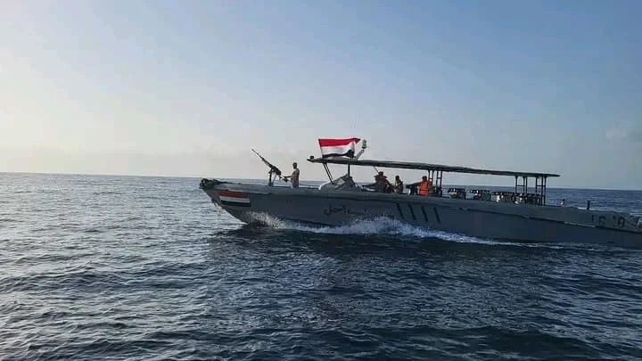 قوات خفر السواحل تضبط سفينة محمّلة بطنين من المخدرات وطاقمها إيراني وباكستاني