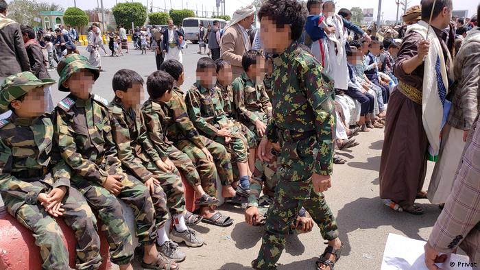 استمرار الانقلاب الحوثي يهدد بتحويل 70% من أطفال اليمن إلى قتلة