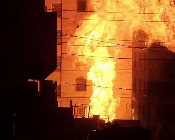 شهود : اندلاع حريق كبير في قاعدة الديلمي بصنعاء بعد قصف أمريكي 