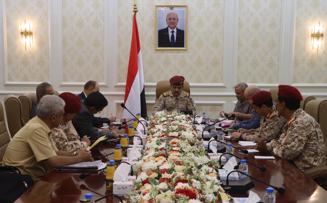 وزير الدفاع من عدن يؤكد ضرورة توحيد التشكيلات العسكرية في إطار وزارة الدفاع 