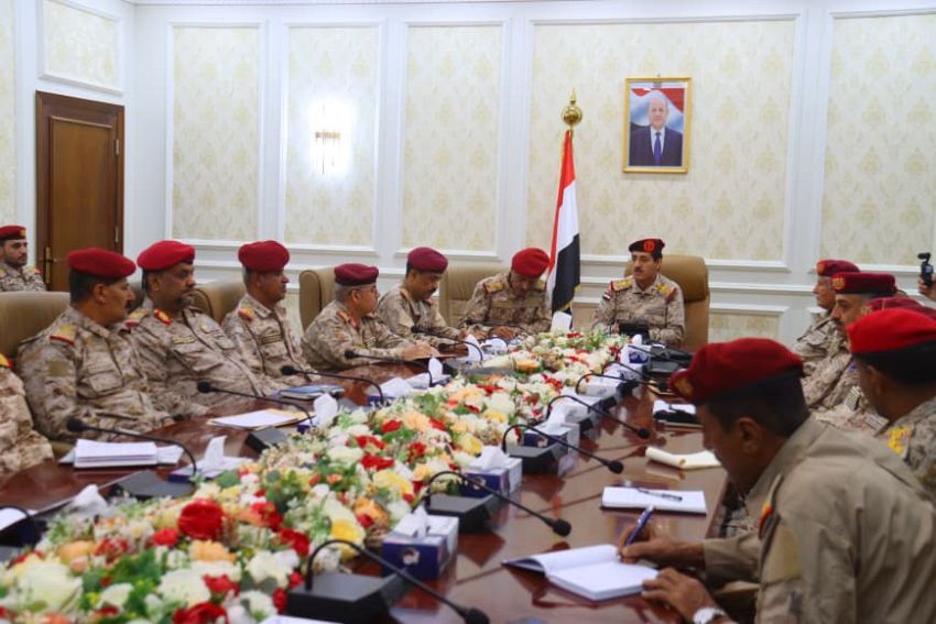 وزير الدفاع يعقد اجتماعاً موسعاً بمساعديه ورؤساء الهيئات العسكرية في عدن