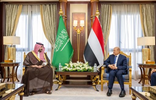 وزير الدفاع السعودي يلتقي بكافة اعضاء مجلس القيادة ويهنئهم بالوحدة اليمنية