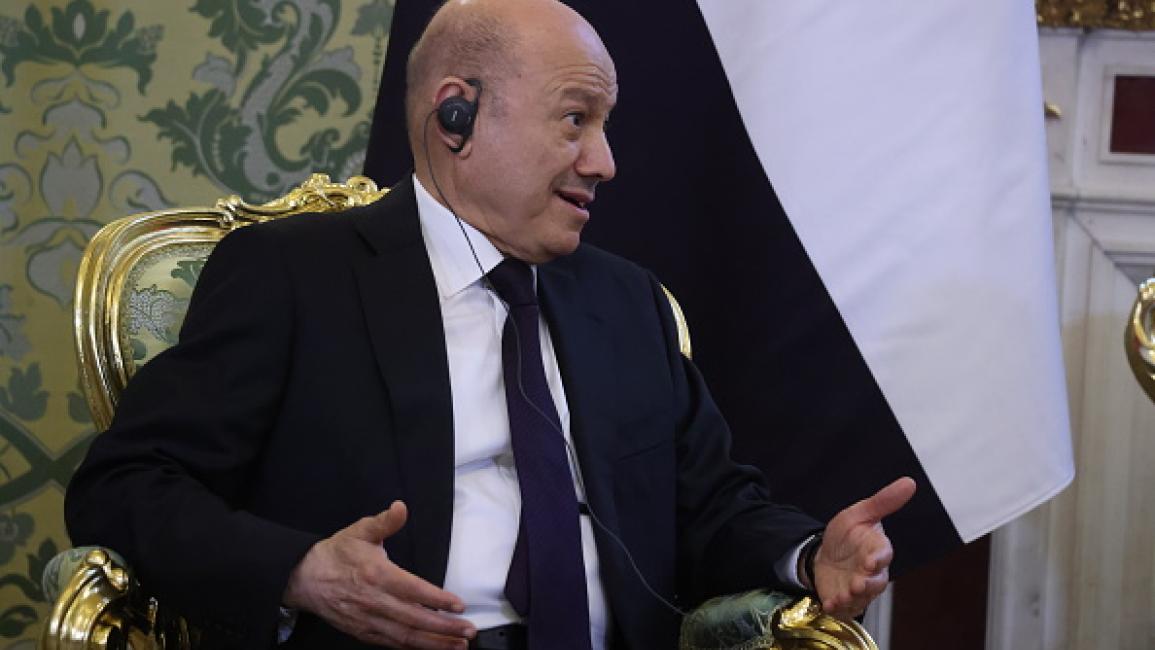 العليمي وقيادة الشرعية عاجزة أمام "الانتقالي"... والمراهنة على موقف الرياض