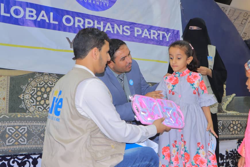 منظمة "الحياة" تحتفي بأكثر من 100 يتيم ويتيمة وتسلمهم هدايا العيد