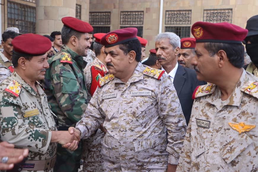 بعد الحشد الحوثي الكبير باتجاه تعز ..وزير الدفاع يتفقد قيادة المحور والجبهات في المحافظة 