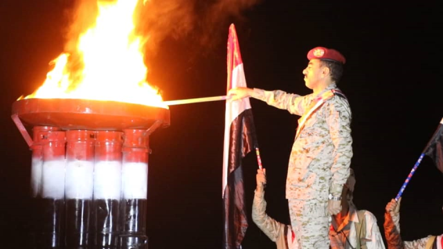 الجيش يوقد شعلة سبتمبر شرقي صنعاء  