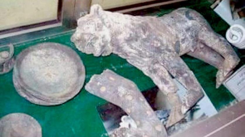 قطع أثرية يمنية كانت معروضة في متحف ظفار في محافظة إب (تويتر)