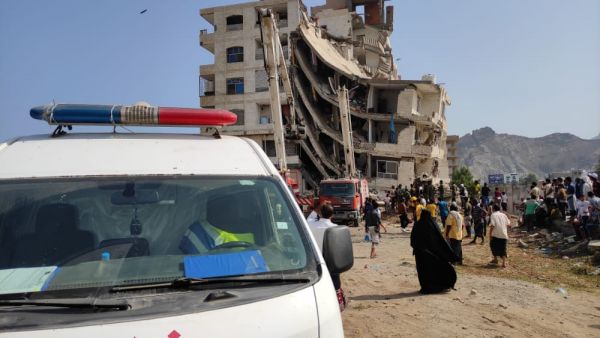 عدن .. إصابة 35 شخصا إثر انهيار جزئي لمبنى سكني في خور مكسر