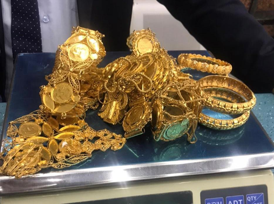 أمن مطار القاهرة يضبط مسافرة يمنية حاولت تهريب كمية كبيرة من الذهب 