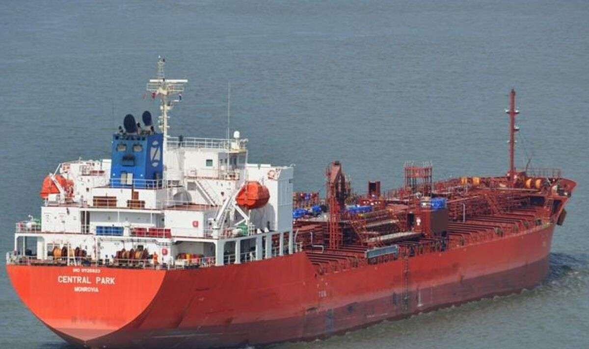 قوة أمريكية تسيطر على السفينة المحتجزة في خليج عدن وتعتقل الخاطفين