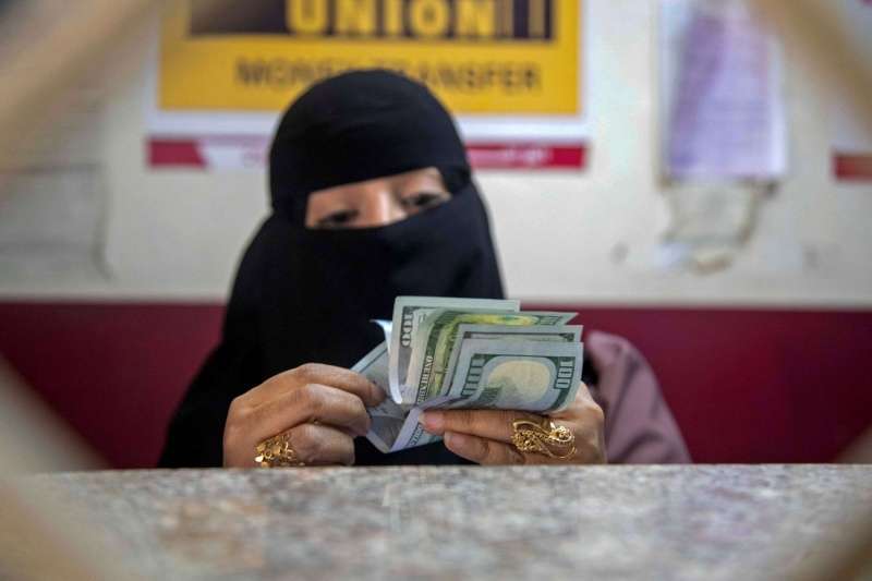 انهيار غير مسبوق للعملة اليمنية.. الدولار يقترب من الـ1700 ريال والبنك يبيع 31 مليونا في مزاد علني