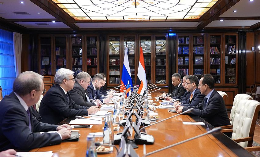 عقد جلسة مباحثات رسمية يمنية روسية في موسكو برئاسة بن مبارك وأوفيرتشوك