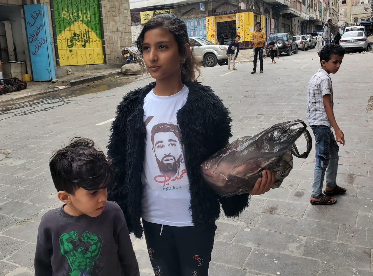 وجه المكحل يطبع على الملابس ويرسم في الشوارع كملهم للثورة ضد الإمامة"صور"