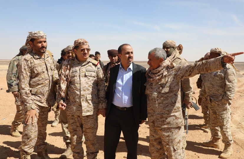 وزير الإعلام خلال زيارته إلى جبهات القتال في مارب برفقة وزير الدفاع 