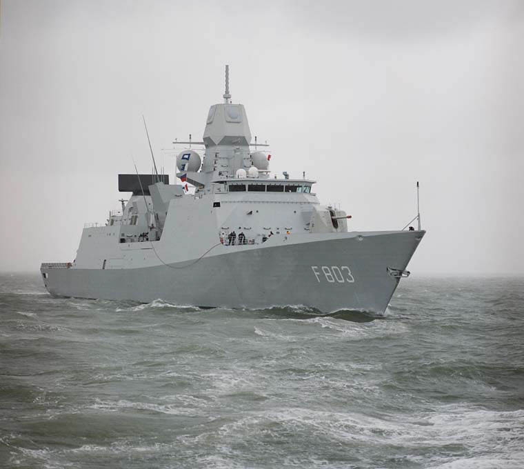 فرقاطة هولندية تبدأ عمليات أمنية وحماية مرور الملاحة في البحر الأحمر 