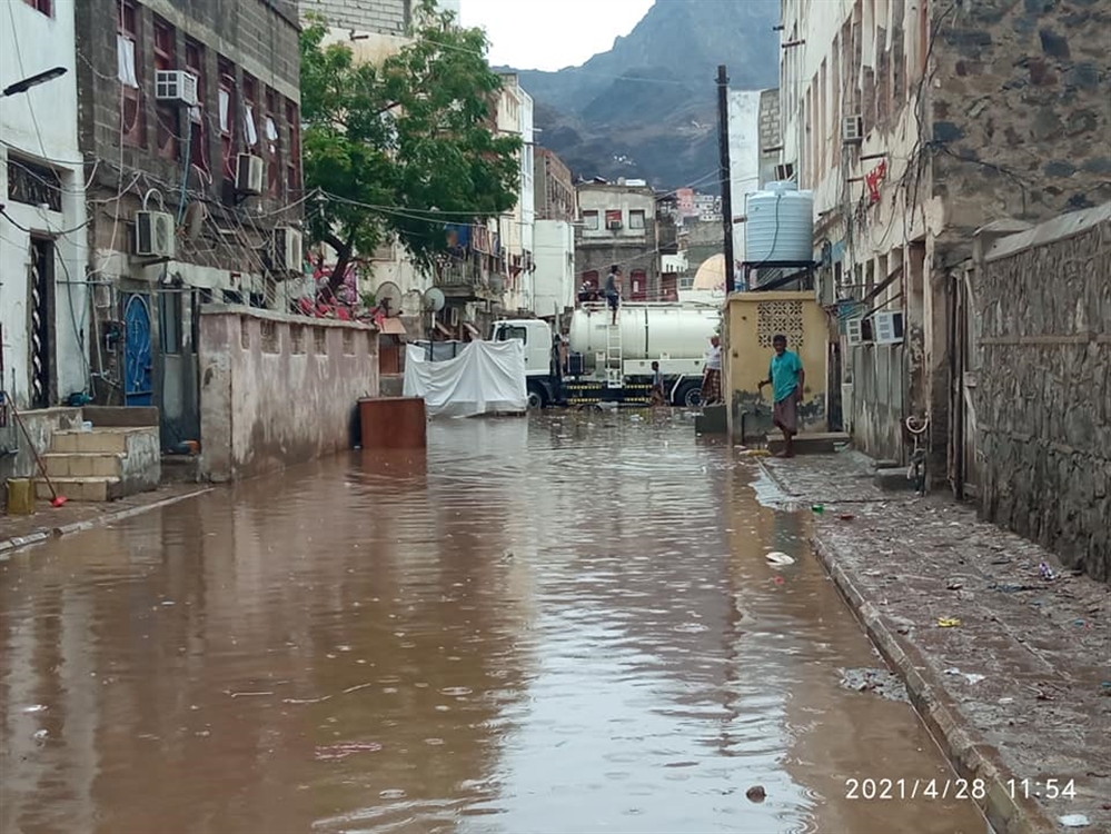 أمطار غزيرة على عدن تغرق شوارع المدينة
