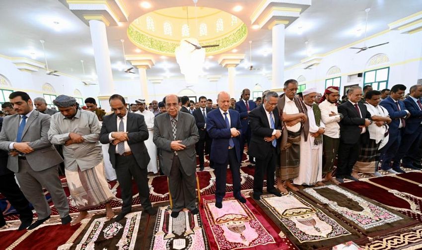 بحضور قيادات الدولة.. خطيب العيد في المكلا يحذر من الحوثي كعدو غادر ويدعو الرئيس والحكومة لتخفيف معاناة المواطنين