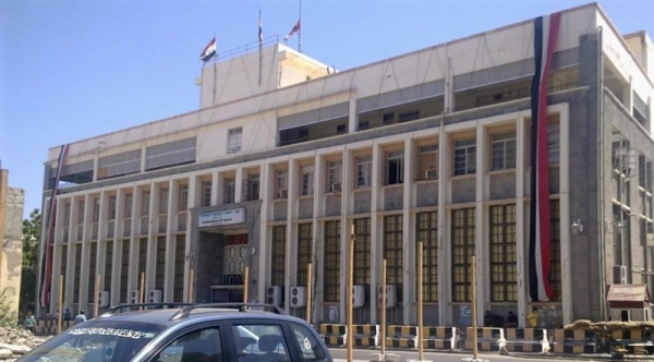 نفى إبرام أي اتفاق مع فرع صنعاء.. : البنك المركزي يحذر المؤسسات المالية والتجارية من خطط حوثية لإنزال 