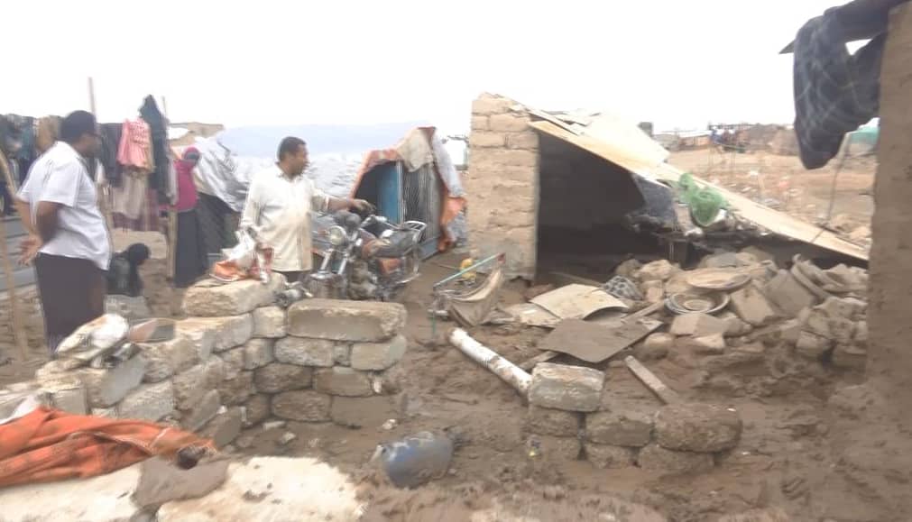 السيول تجرف خيم ومنازل النازحين في مخيم الجفينة بمحافظة مأرب (صور)