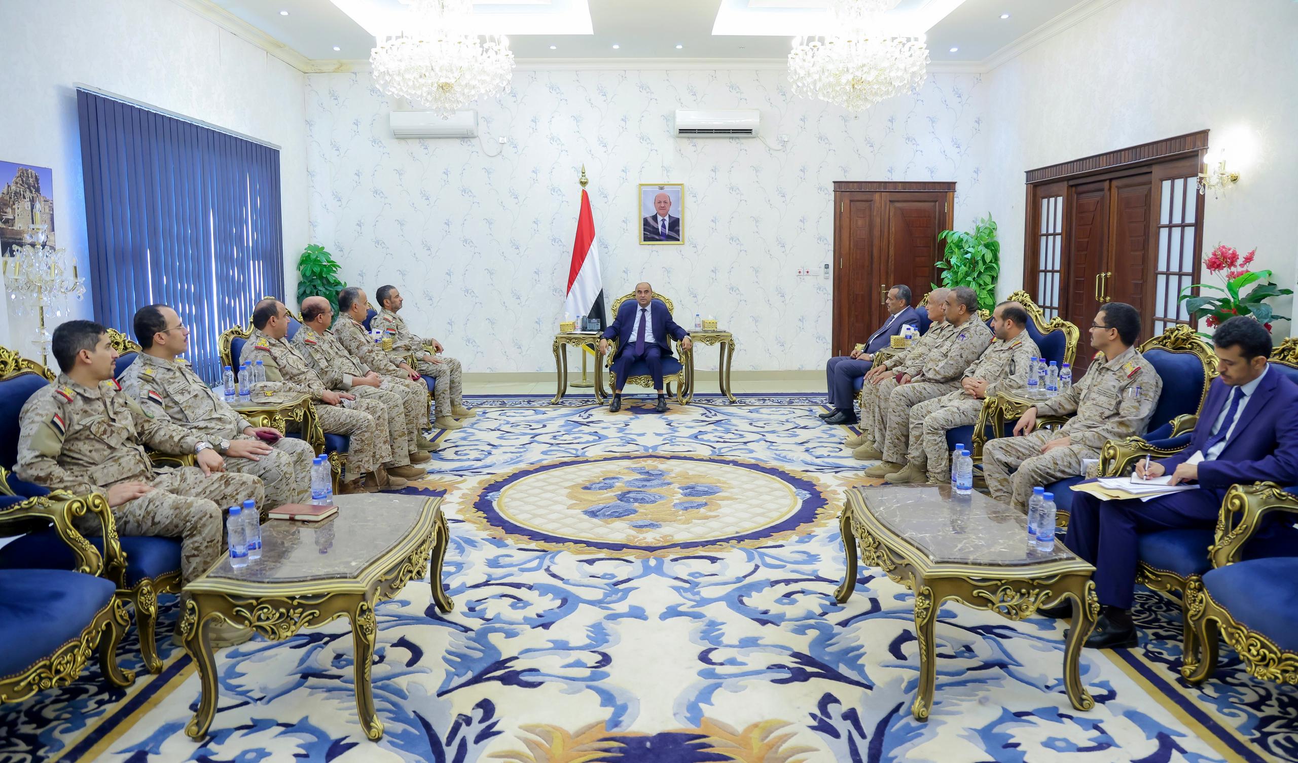 في اجتماع عسكري بحضور رئيس الأركان.. : رئيس الوزراء يؤكد التزام الحكومة بدعم قوات الجيش وتلبية احتياجات الجبهات