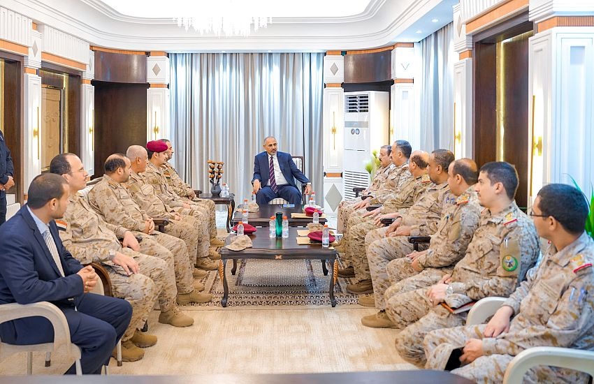 الزبيدي يترأس اجتماعًا برئاسة الأركان.. ويؤكد: معركتنا مع الحوثي مصيرية ولا خيار إلا النصر أو الشهادة