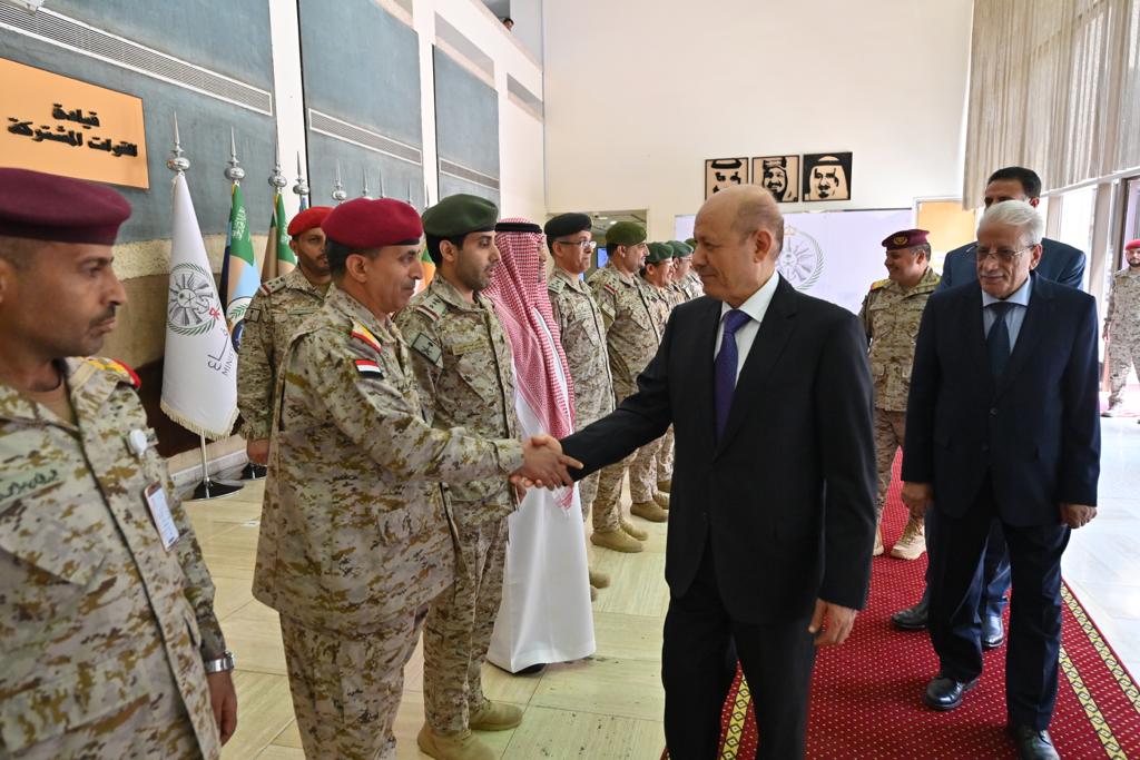 العليمي يزور مقر قيادة القوات المشتركة في الرياض