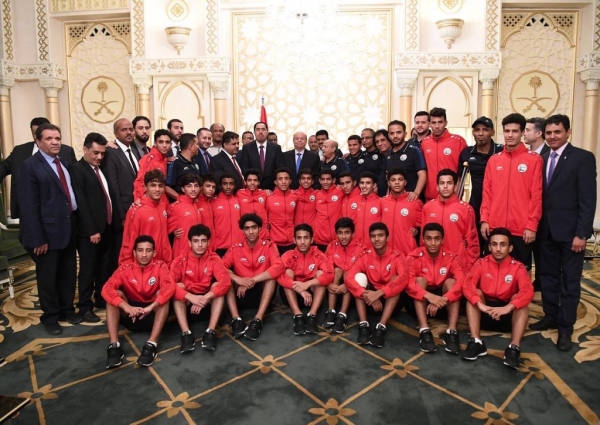 الرئيس هادي يكرم المنتخب الوطني للناشئين والجهازين الفني والإداري