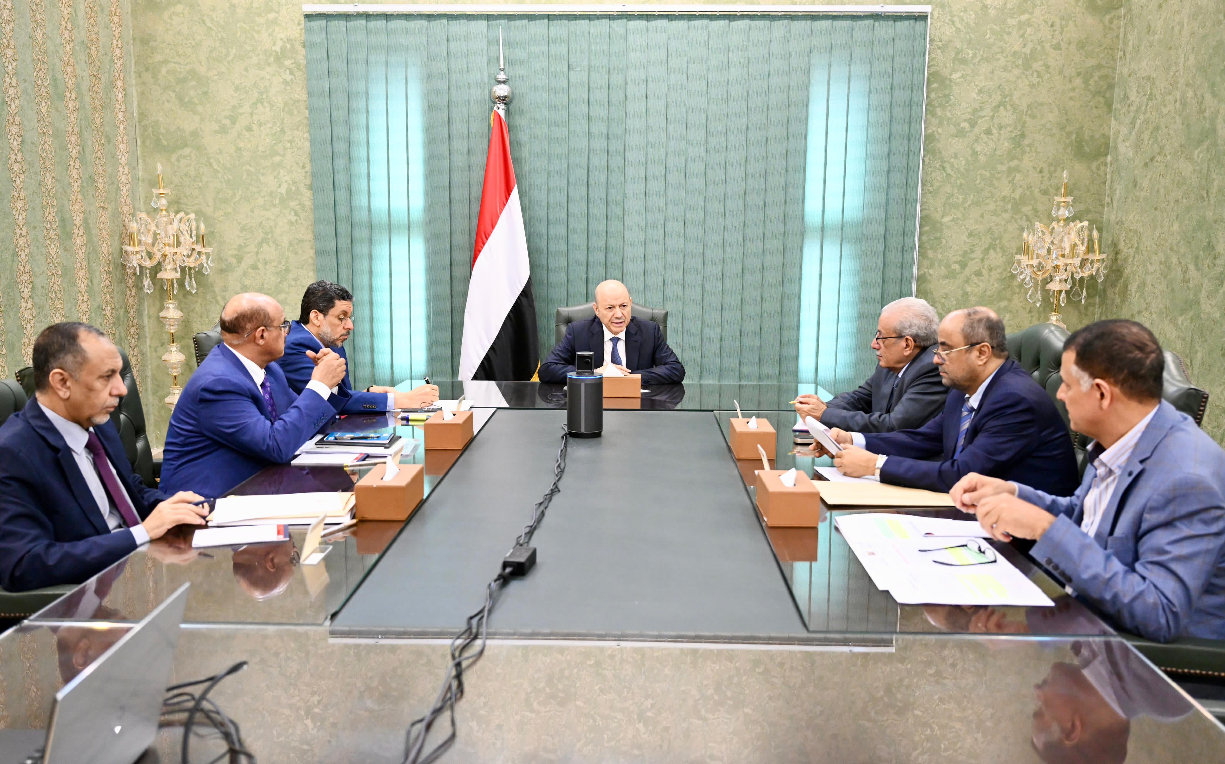 العليمي يجتمع مع رئيس الحكومة ومحافظ البنك المركزي ويشدد على احتواء تداعيات الإجراءات الحوثية المدمرة