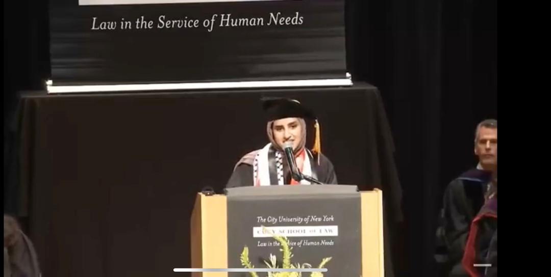 شاهد خطاب طالبة يمنية محجّبة تثير أعصاب الصهاينة وداعميهم في نيويورك