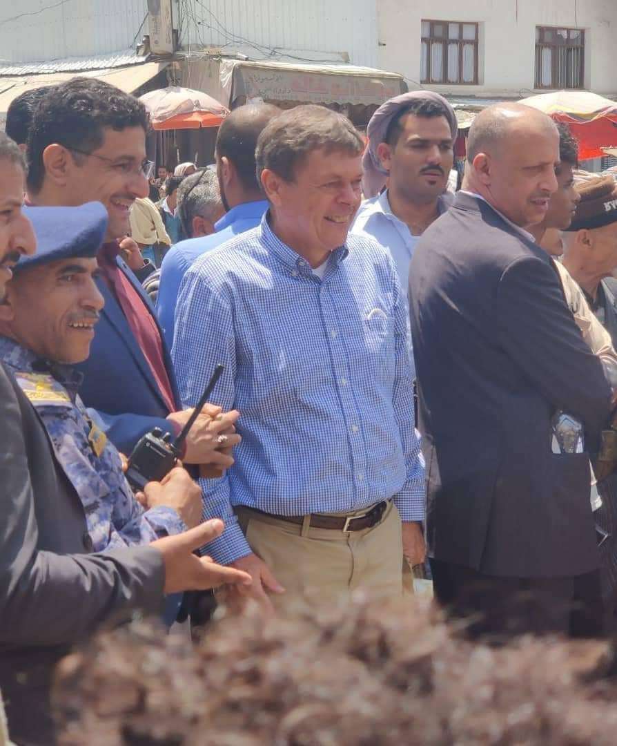 سفير ألمانيا يتجول في صنعاء ويلتقي وزراء المليشيا تحت نظر الحكومة الشرعية