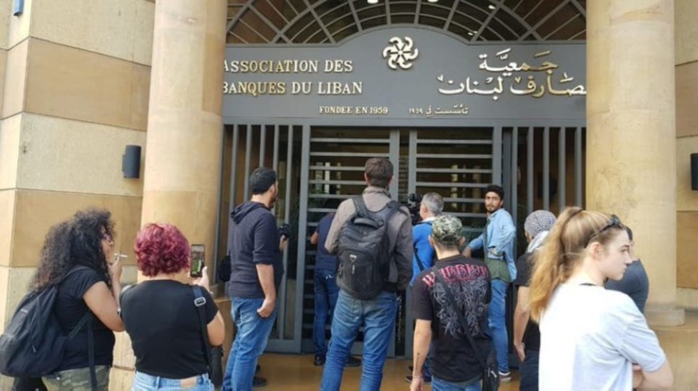 الاضطرابات في لبنان تفقد البنوك والتجار اليمنيين الوصول إلى أموالهم