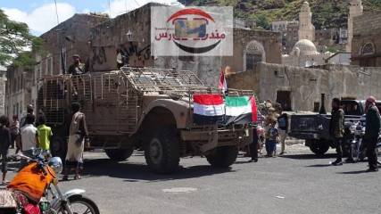 شاهد بالصور .. آليات ومدرعات التحالف تنفذ عرضا عسكريا في مدينة تعز