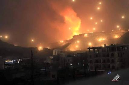 غارات عنيفة لطيران التحالف على صنعاء واندلاع حريق هائل في التموين العسكري (مندب برس ينشر أسماء المواقع المستهدفة)