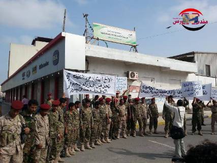 وقفة احتجاجية للعشرات من افراد الحرس الجمهوري بالحديدة