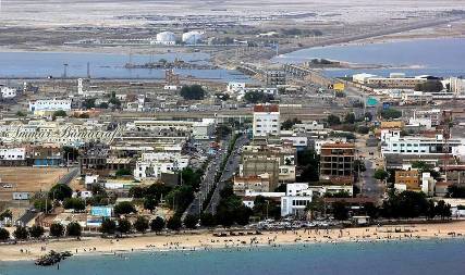 محاولة توغل فاشلة للحوثيين صوب البريقة وطيران التحالف يقصف المليشيات التي فرت إلى داخل مصنع الحديد بلحج