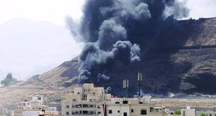 غارات عنيفة على جبلي نُقم والنهدين عقب إطلاق صاروخ سكود من صنعاء
