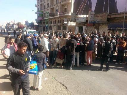 مسلحون حوثيون يعتدون بالطعن بالاسلحة البيضاء على شباب الثورة في صنعاء