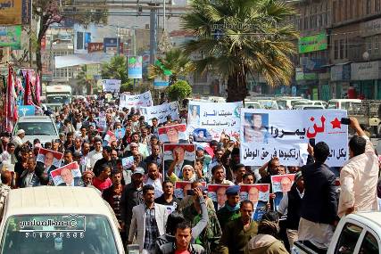 بالصور: الالاف في إب يخرجون في تظاهرة غاضبة لتشييع قتيل سقط برصاص الحوثيين