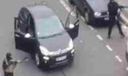 "باحث" يشكك في حادث "شارلي إيبدو" ويعرض فيديوهات تظهر فبركتها ويقول ان هدفها ضرب اليمن وليبيا