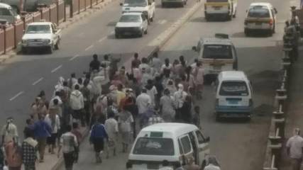 عشرات من أفراد الجيش يتظاهرون بشوارع عدن للمطالبة بتسليم رواتبهم"صور"