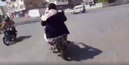 شاهد فيديو لمحمد علي الحوثي يتجول في الحديدة على متن دراجة نارية خوفا من القصف
