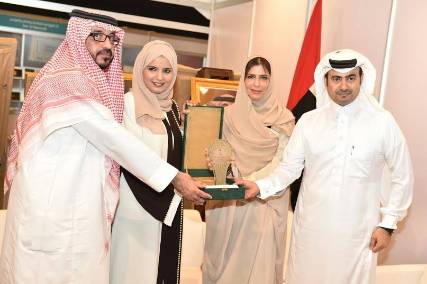 أميرة سعودية وسفارة المملكة بالإمارات يكرمان إعلامية يمنية بمناسبة اختيارها شخصية العام الثقافي