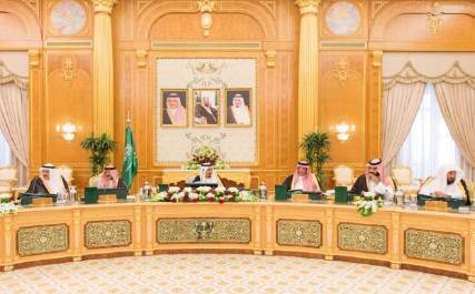 الملك سلمان يرحب بعودة الحكومة اليمنية إلى عدن