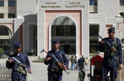 سفراء الخليج يقاطعون اجتماعاً دعت إليه وزارة الخارجية اليمنية وسفراء أجانب ينسحبون من الاجتماع